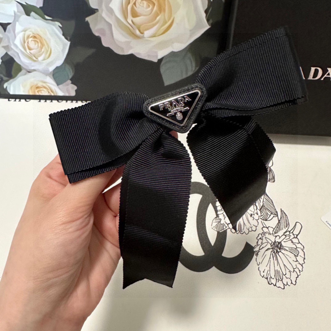 Prada’s TP99 Collar Packaging: Latest Butterflies Hair Clip with Golden Details. - 图片 2