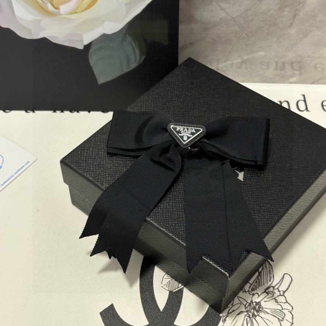 Prada’s TP99 Collar Packaging: Latest Butterflies Hair Clip with Golden Details. - 图片 3