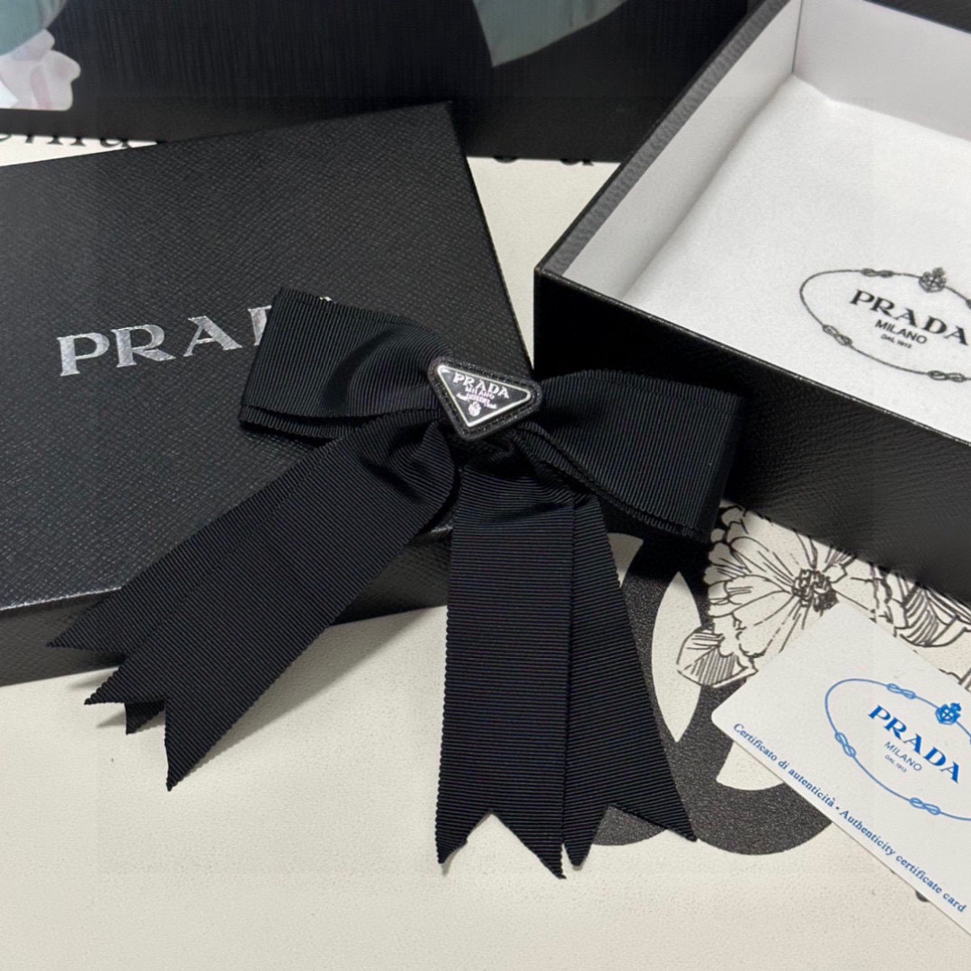 Prada’s TP99 Collar Packaging: Latest Butterflies Hair Clip with Golden Details. - 图片 8