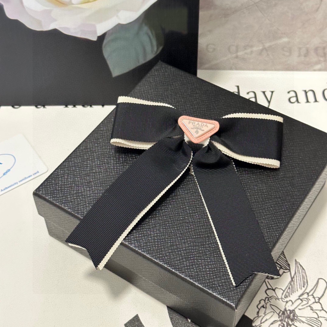 Prada’s TP99 Collar Packaging with Golden Hair Clip: Exclusive Fairy Design. - 图片 4