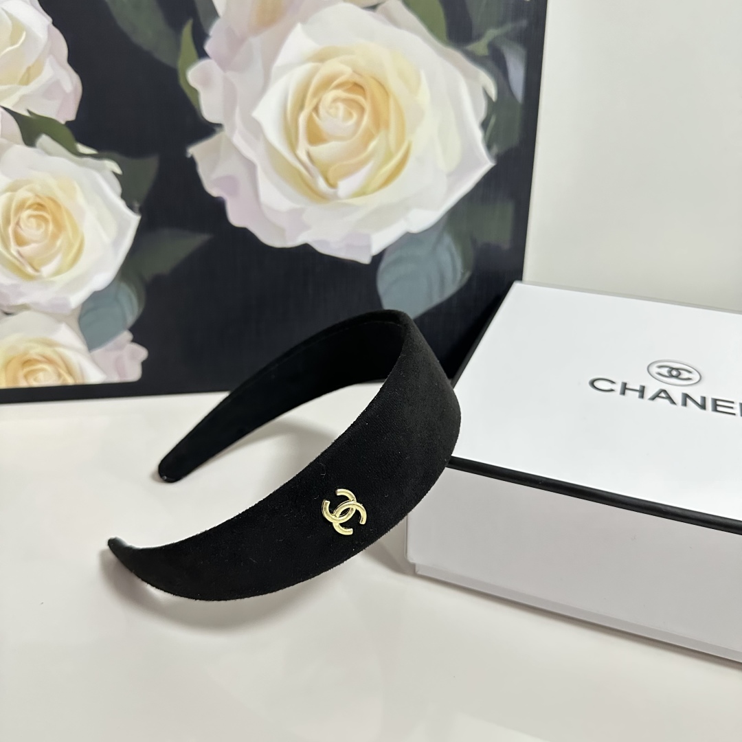  配专柜包装
Chanel（香奈儿）最新官网丝绒发箍
官网同款 小仙女快入手
特殊材质 不嘞头
可盐可甜