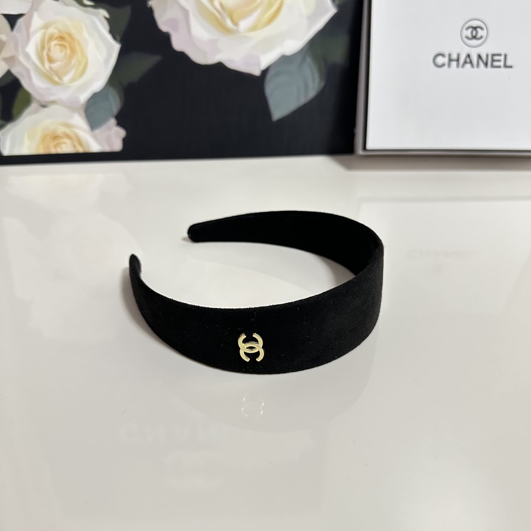 配专柜包装
Chanel（香奈儿）最新官网丝绒发箍
官网同款 小仙女快入手
特殊材质 不嘞头
可盐可甜