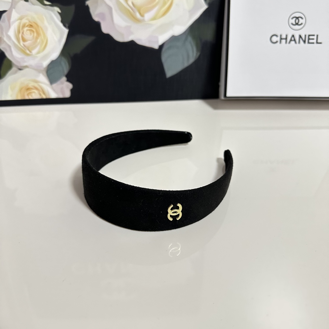  配专柜包装
Chanel（香奈儿）最新官网丝绒发箍
官网同款 小仙女快入手
特殊材质 不嘞头
可盐可甜