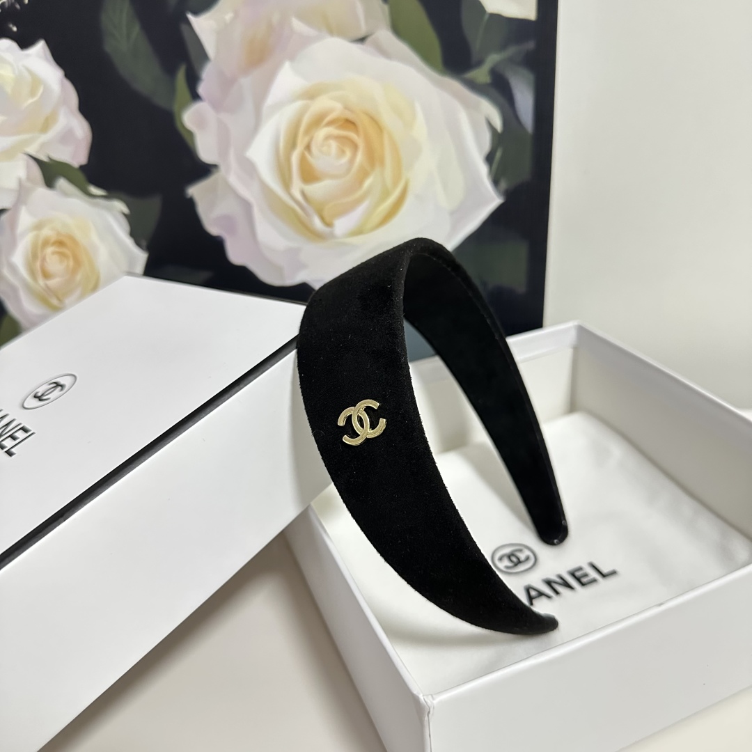  配专柜包装
Chanel（香奈儿）最新官网丝绒发箍
官网同款 小仙女快入手
特殊材质 不嘞头
可盐可甜