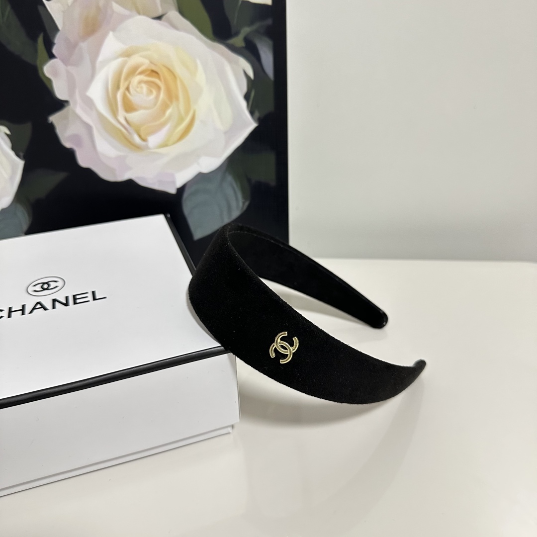  配专柜包装
Chanel（香奈儿）最新官网丝绒发箍
官网同款 小仙女快入手
特殊材质 不嘞头
可盐可甜