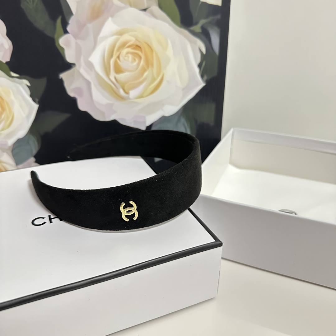  配专柜包装
Chanel（香奈儿）最新官网丝绒发箍
官网同款 小仙女快入手
特殊材质 不嘞头
可盐可甜