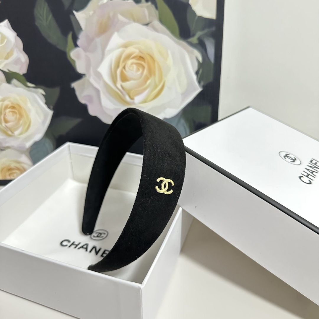  配专柜包装
Chanel（香奈儿）最新官网丝绒发箍
官网同款 小仙女快入手
特殊材质 不嘞头
可盐可甜