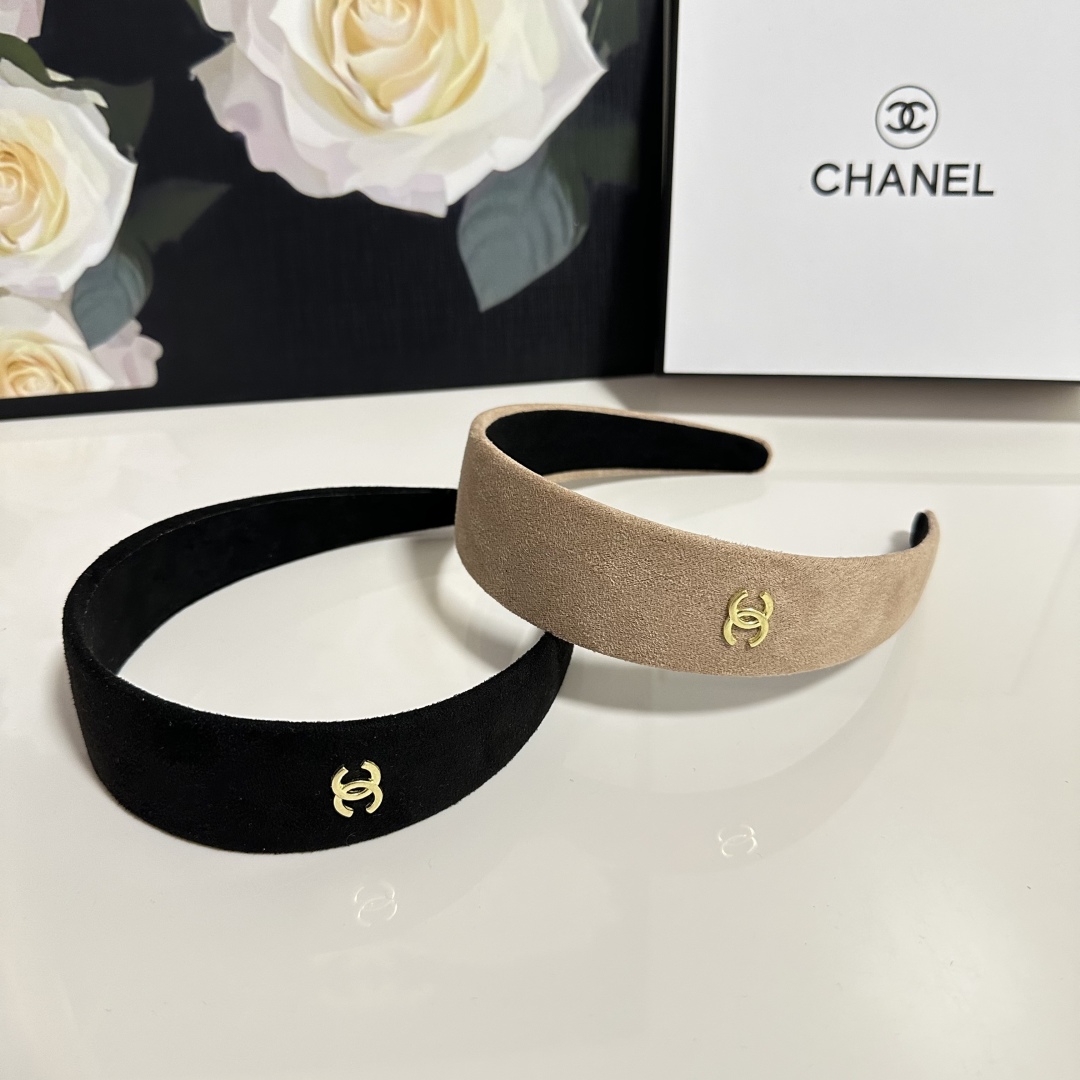  配专柜包装
Chanel（香奈儿）最新官网丝绒发箍
官网同款 小仙女快入手
特殊材质 不嘞头
可盐可甜