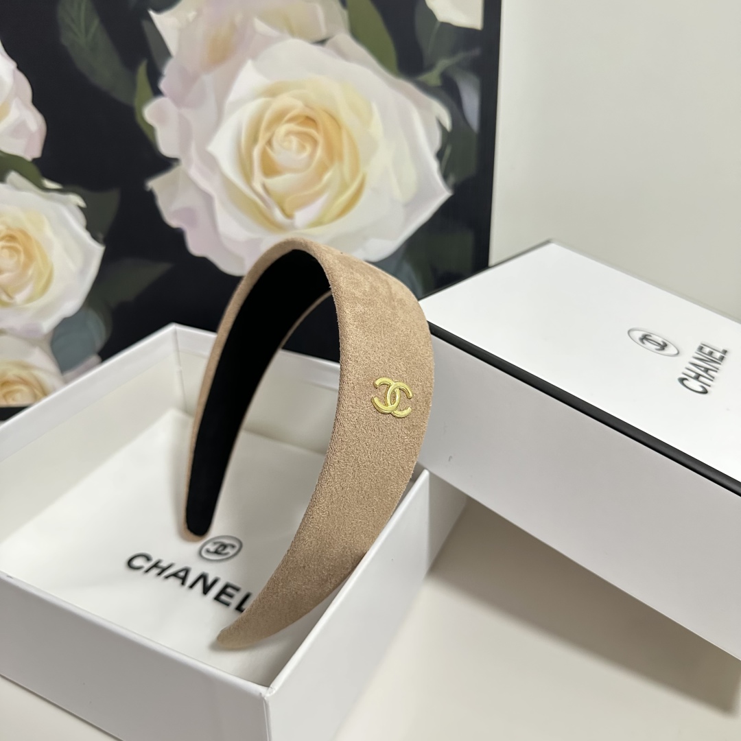  配专柜包装
Chanel（香奈儿）最新官网丝绒发箍
官网同款 小仙女快入手
特殊材质 不嘞头
可盐可甜