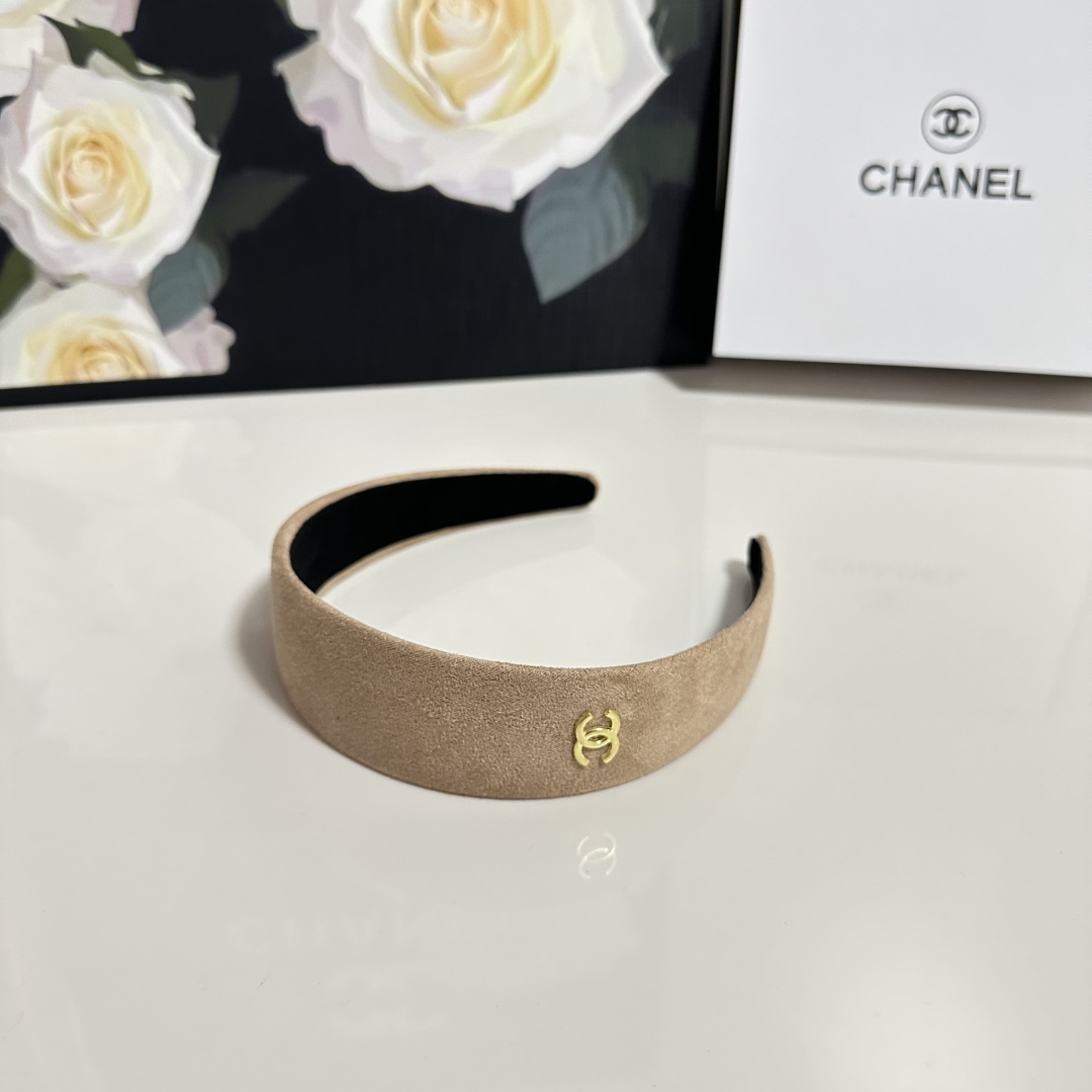  配专柜包装
Chanel（香奈儿）最新官网丝绒发箍
官网同款 小仙女快入手
特殊材质 不嘞头
可盐可甜