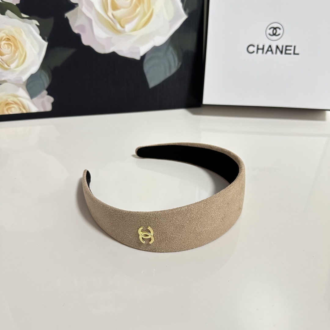  配专柜包装
Chanel（香奈儿）最新官网丝绒发箍
官网同款 小仙女快入手
特殊材质 不嘞头
可盐可甜
