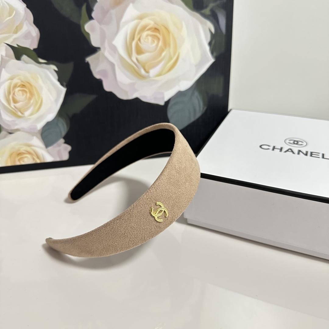  配专柜包装
Chanel（香奈儿）最新官网丝绒发箍
官网同款 小仙女快入手
特殊材质 不嘞头
可盐可甜