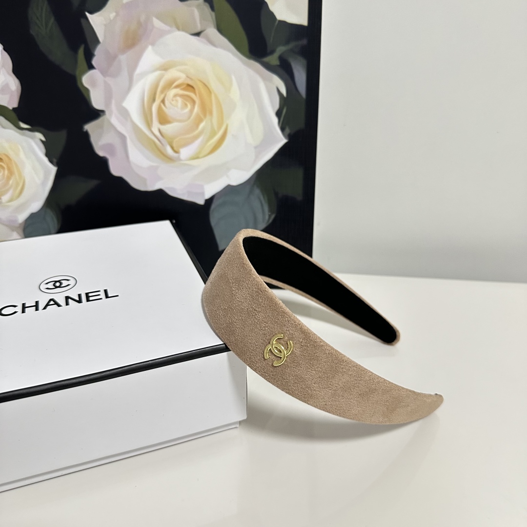 配专柜包装
Chanel（香奈儿）最新官网丝绒发箍
官网同款 小仙女快入手
特殊材质 不嘞头
可盐可甜