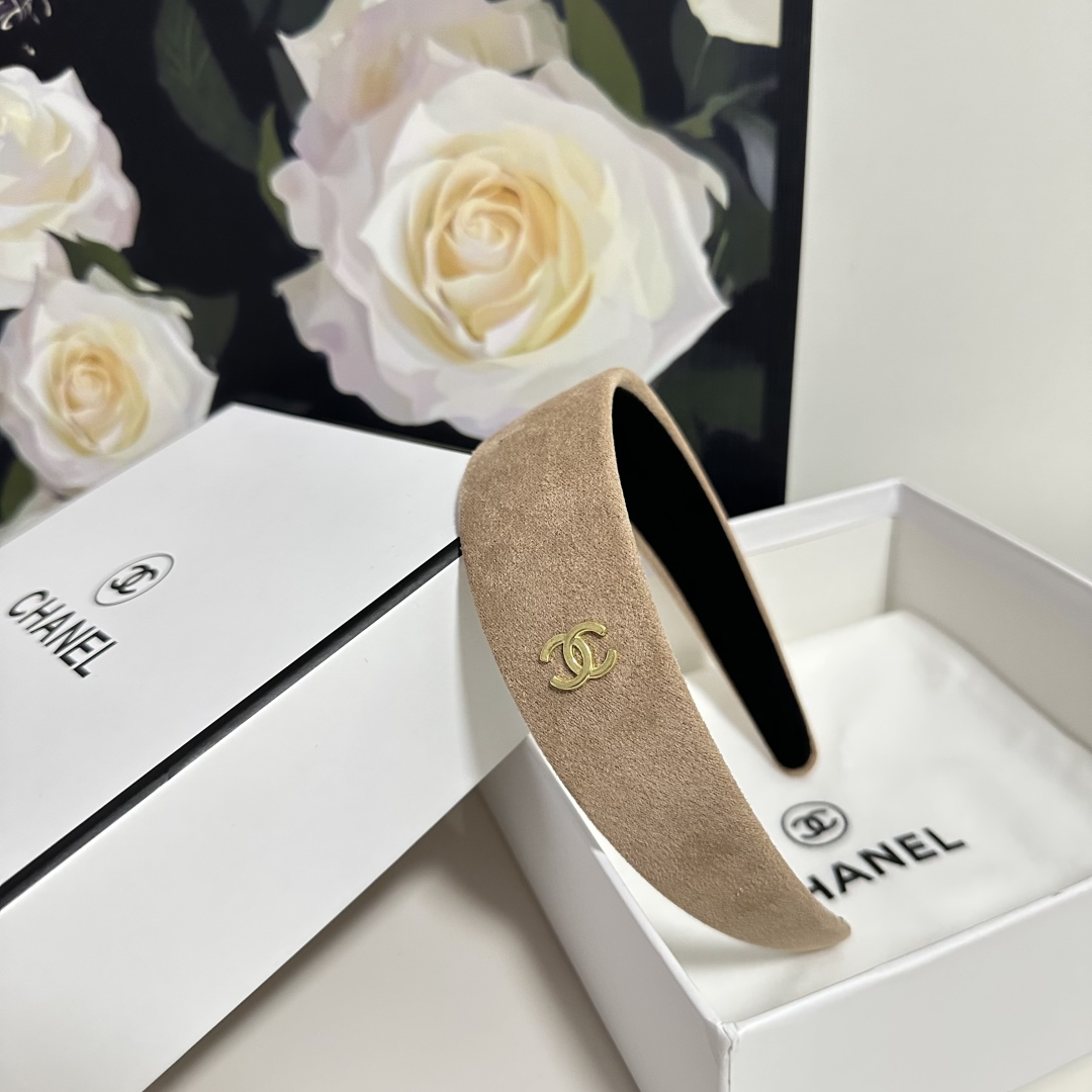  配专柜包装
Chanel（香奈儿）最新官网丝绒发箍
官网同款 小仙女快入手
特殊材质 不嘞头
可盐可甜