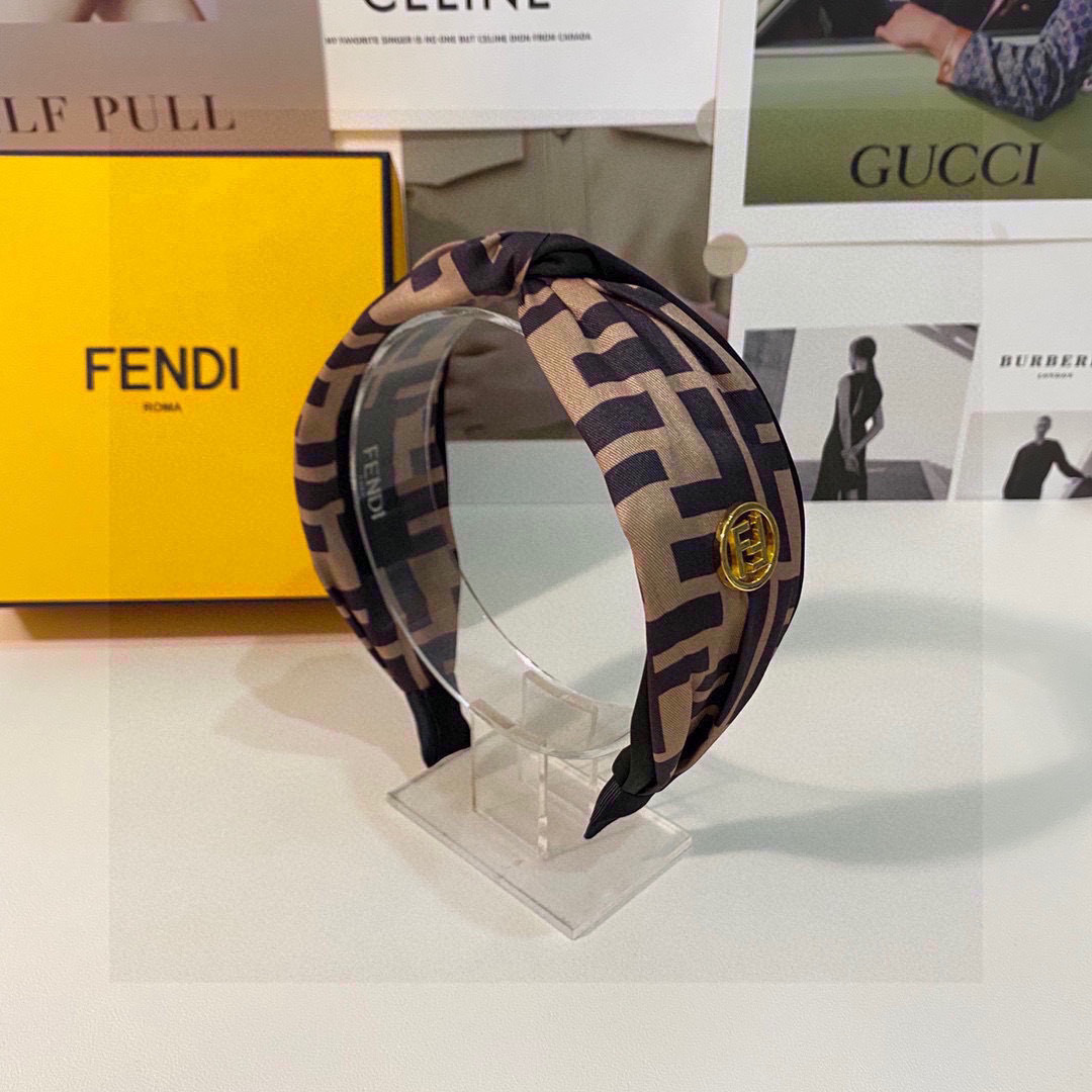  配专柜包装
FENDI（芬迪）最新FF发箍
小仙女快入手
特殊材质 不嘞头
可盐可甜～