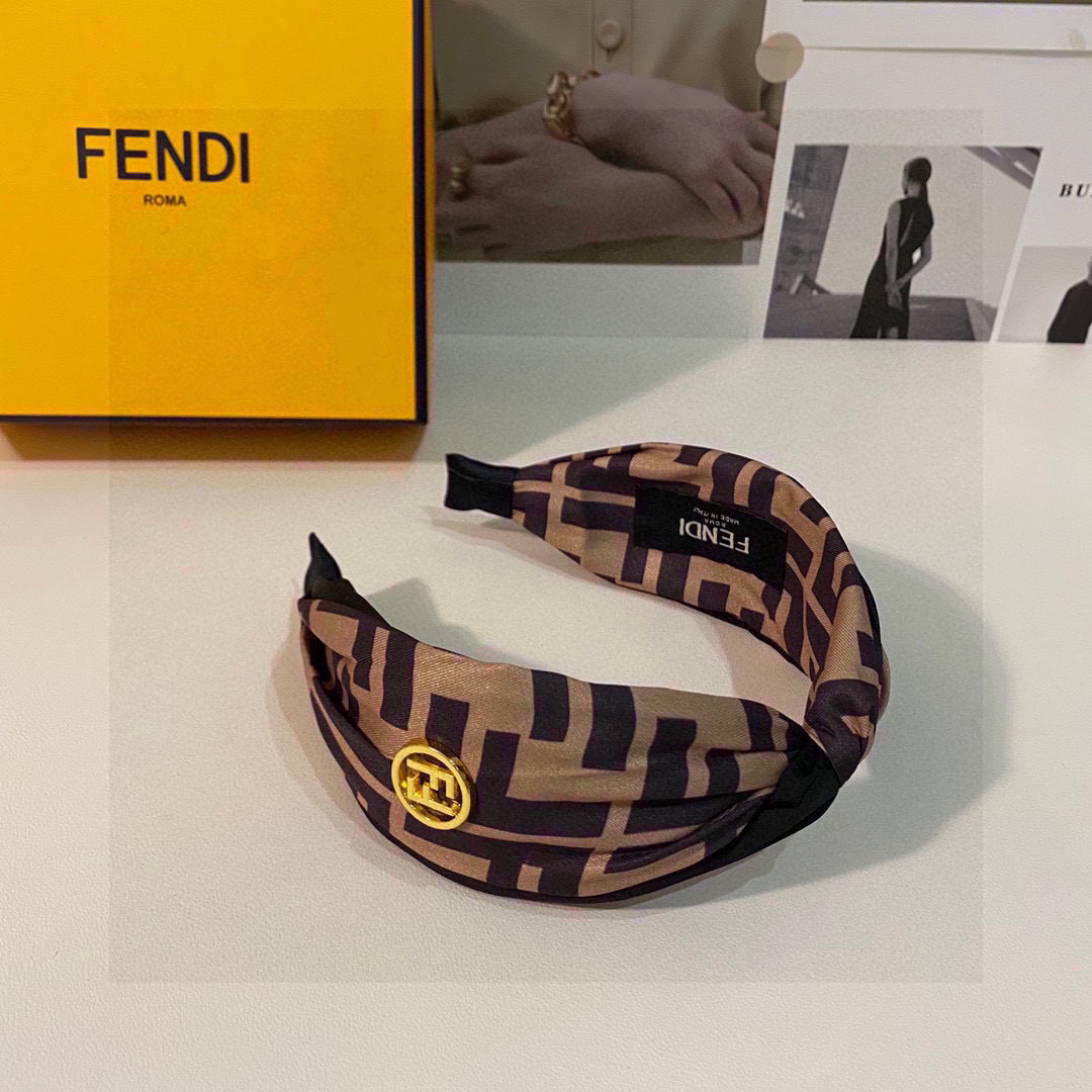  配专柜包装
FENDI（芬迪）最新FF发箍
小仙女快入手
特殊材质 不嘞头
可盐可甜～