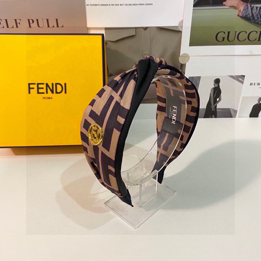  配专柜包装
FENDI（芬迪）最新FF发箍
小仙女快入手
特殊材质 不嘞头
可盐可甜～