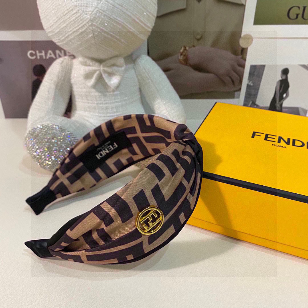  配专柜包装
FENDI（芬迪）最新FF发箍
小仙女快入手
特殊材质 不嘞头
可盐可甜～