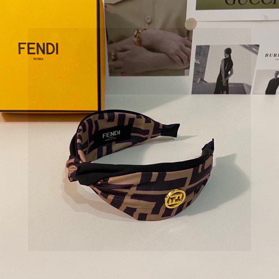  配专柜包装
FENDI（芬迪）最新FF发箍
小仙女快入手
特殊材质 不嘞头
可盐可甜～