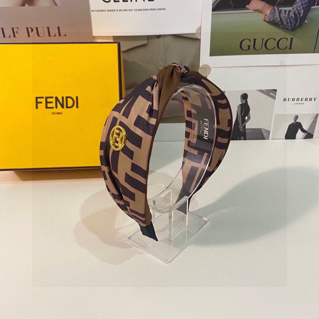  配专柜包装
FENDI（芬迪）最新FF发箍
小仙女快入手
特殊材质 不嘞头
可盐可甜～