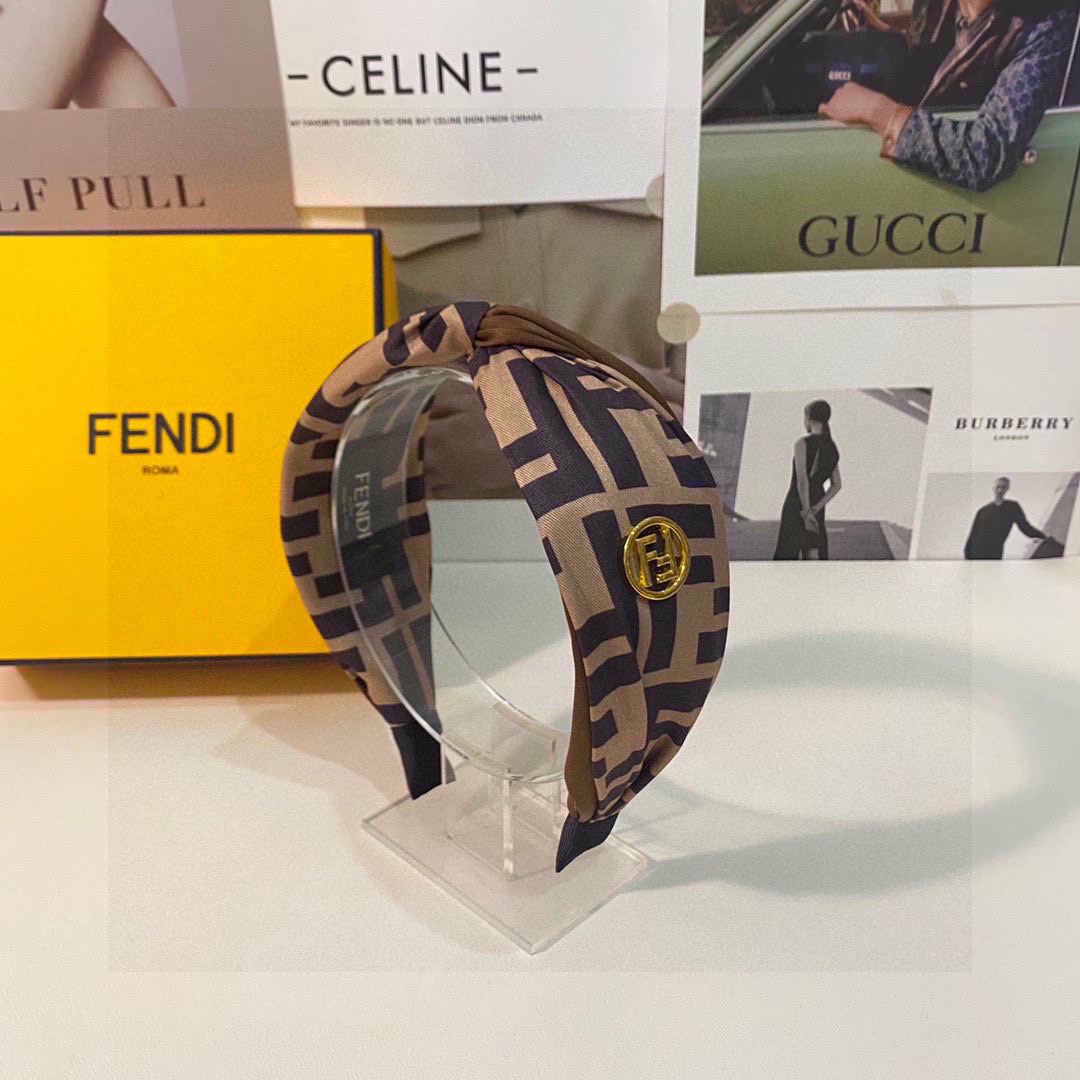  配专柜包装
FENDI（芬迪）最新FF发箍
小仙女快入手
特殊材质 不嘞头
可盐可甜～