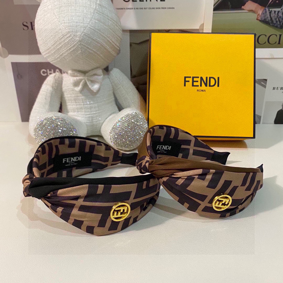  配专柜包装
FENDI（芬迪）最新FF发箍
小仙女快入手
特殊材质 不嘞头
可盐可甜～