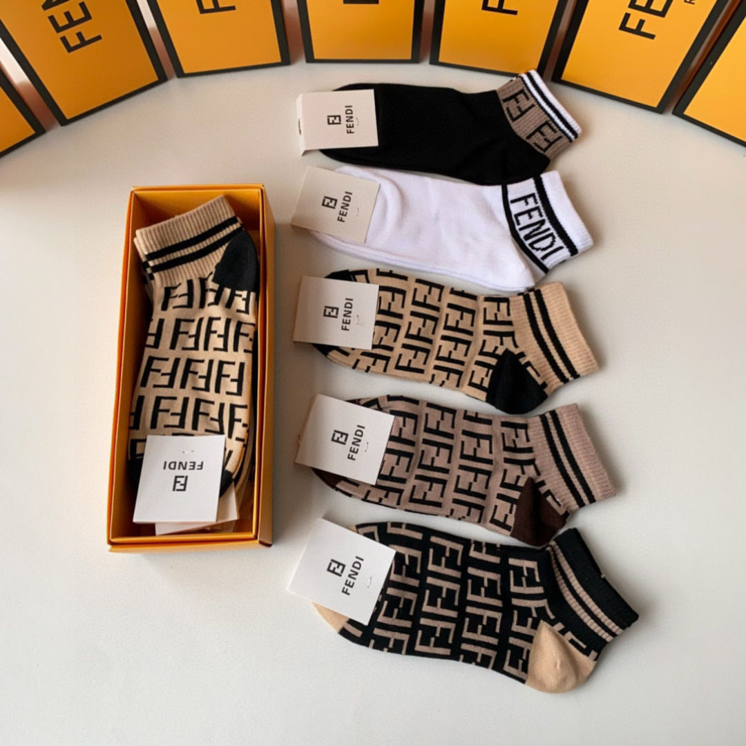  💛配专柜包装
Fendi（芬迪）新款中短款堆堆袜袜子！一盒五双，专柜同步筒袜袜子，💛大牌出街，潮人必备