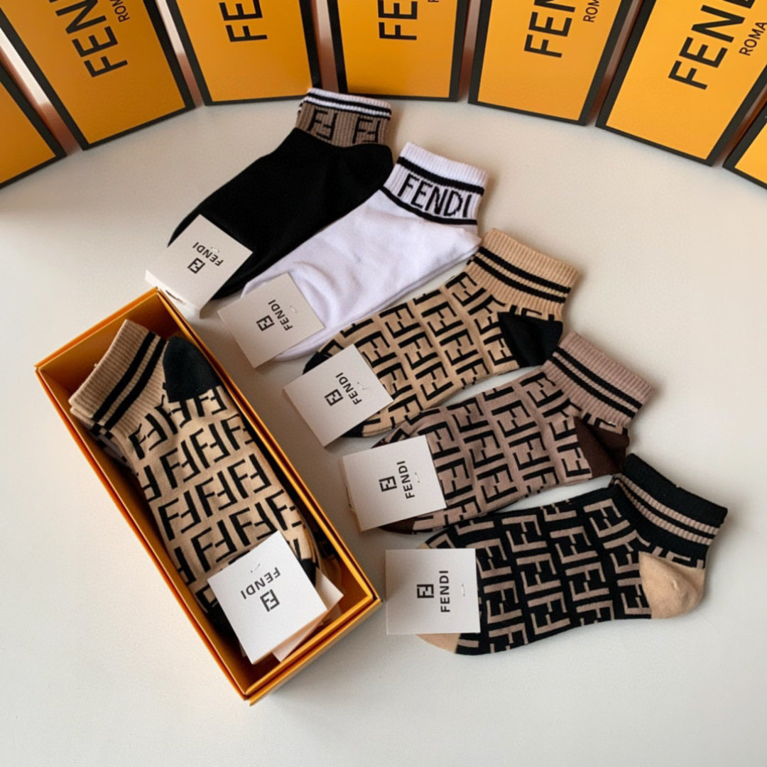  💛配专柜包装
Fendi（芬迪）新款中短款堆堆袜袜子！一盒五双，专柜同步筒袜袜子，💛大牌出街，潮人必备