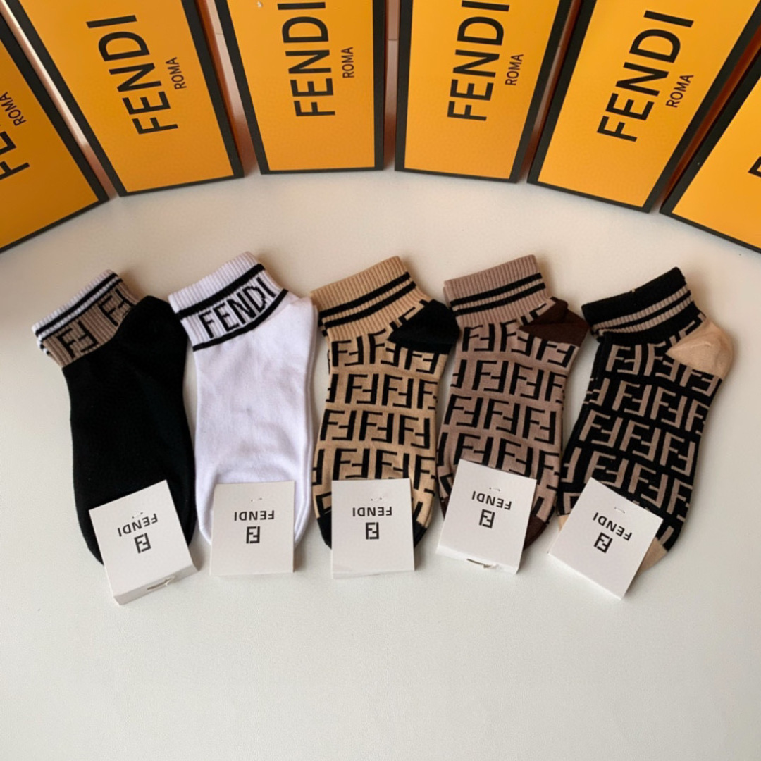  💛配专柜包装
Fendi（芬迪）新款中短款堆堆袜袜子！一盒五双，专柜同步筒袜袜子，💛大牌出街，潮人必备
