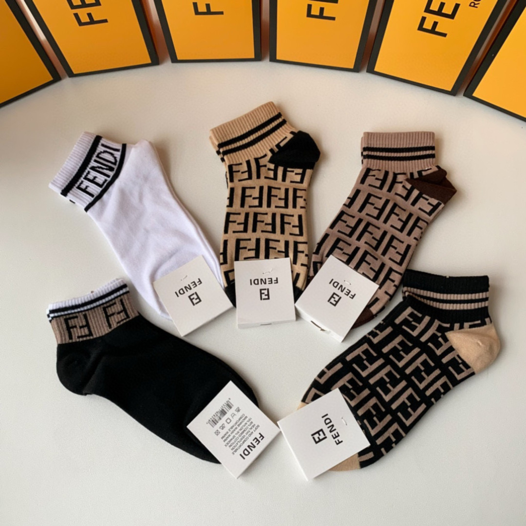  💛配专柜包装
Fendi（芬迪）新款中短款堆堆袜袜子！一盒五双，专柜同步筒袜袜子，💛大牌出街，潮人必备
