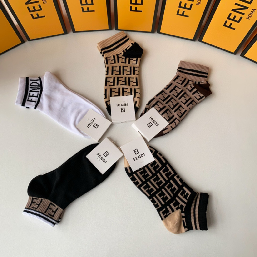  💛配专柜包装
Fendi（芬迪）新款中短款堆堆袜袜子！一盒五双，专柜同步筒袜袜子，💛大牌出街，潮人必备