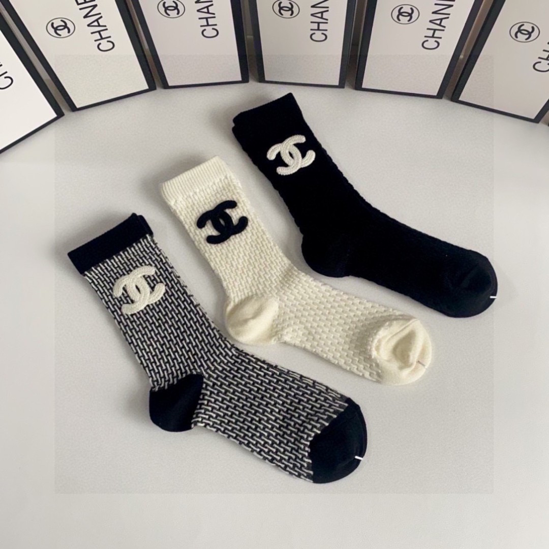 NO:298647,Special package Chanel (Chanel) new classic mid-length jewelry socks piled up socks!  A box of three pairs, a counter-simultaneous socks, a big brand is on the street, a trendy man must have super easy to match. Socks, stockings, socks, chanel, chanel, socks19860909特配包装 Chanel（香奈儿）新款经典中长款饰品袜堆堆袜袜子！一盒三双, 专柜同步筒款袜子,大牌出街,潮人必备超好搭.袜子,丝袜,袜子,chanel,chanel,socks,accessory