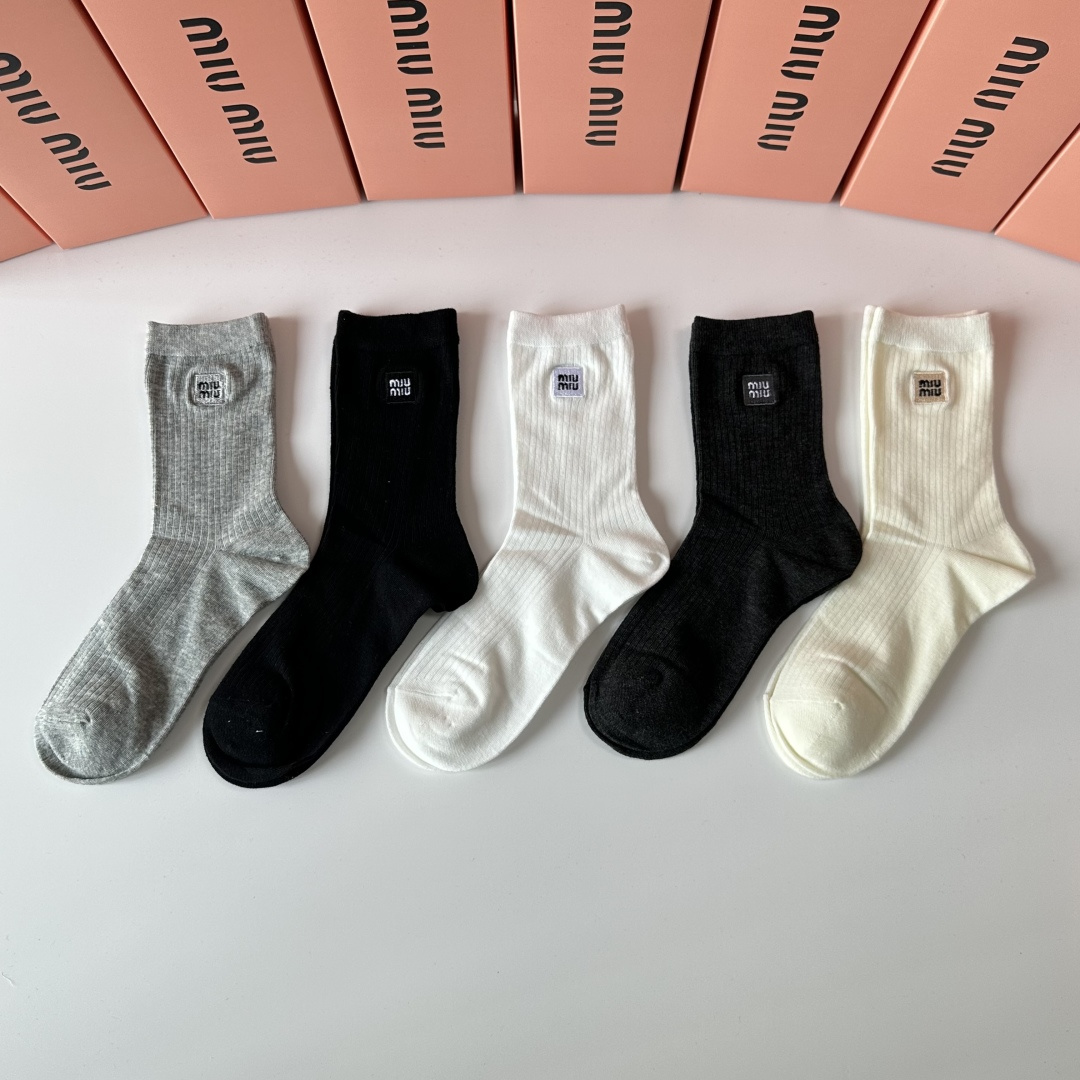 NO:298676,Special counter packaging MiuMiu (MuMiu) new embroidered mid-length stacked socks!  One box of five pairs, counter synchronous socks, big brands on the street, trendy people must have super easy to match socks, stockings, socks, miumiu, socks19860909特配专柜包装 MiuMiu（缪缪）新款刺绣中长款堆堆袜袜子！一盒五双,专柜同步筒袜袜子,大牌出街,潮人必备超好搭袜子,丝袜,袜子,miumiu,socks,accessory