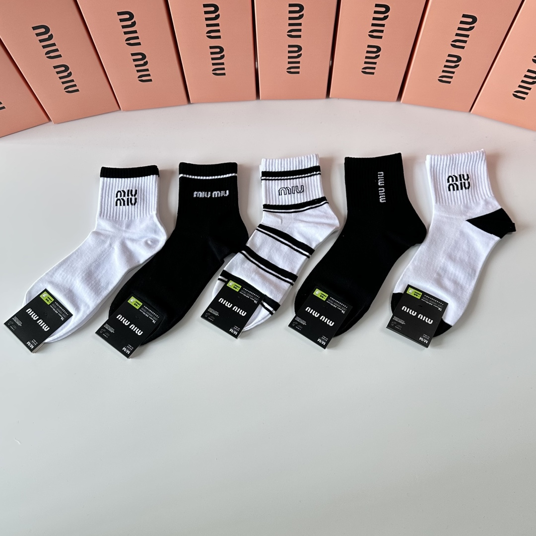 NO:298680,Special counter packaging MiuMiu (MuMiu) new mid-length stacked socks and socks!  One box of five pairs, counter synchronous socks, big brands on the street, trendy people must have super easy to match socks, stockings, socks, miumiu, socks19860909特配专柜包装 MiuMiu（缪缪）新款中长款堆堆袜袜子！一盒五双,专柜同步筒袜袜子,大牌出街,潮人必备超好搭袜子,丝袜,袜子,miumiu,socks,accessory