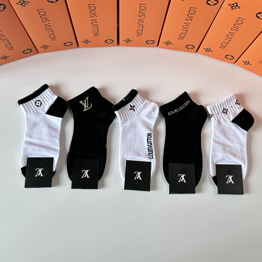 NO:298692,Specially equipped with counter packaging LV (Louis Vuitton) new medium and short socks piled socks!  One box of five pairs, counter synchronous socks, big brands go out on the street, trendy people must have super easy to match socks, stockings, socks, louis vuitton, louis vuitton, socks19860909特 配专柜包装 LV（路易威登）新款中短筒袜堆堆袜袜子！一盒五双,专柜同步筒袜袜子,大牌出街,潮人必备超好搭袜子,丝袜,袜子,louis vuitton,louis vuitton,socks,accessory