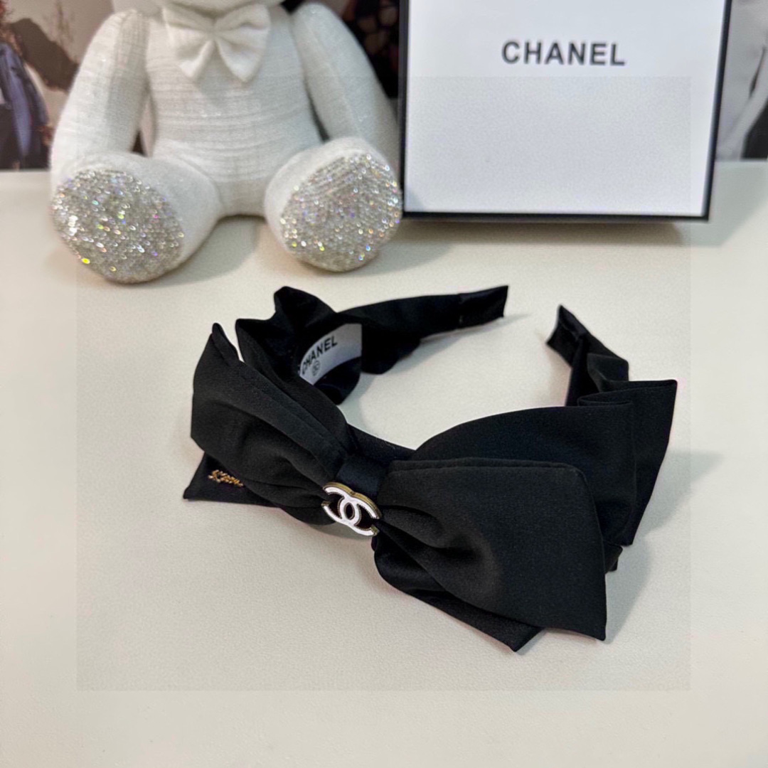  配专柜包装
Chanel（香奈儿）最新发箍
小仙女快入手
特殊材质 不嘞头
可盐可甜～