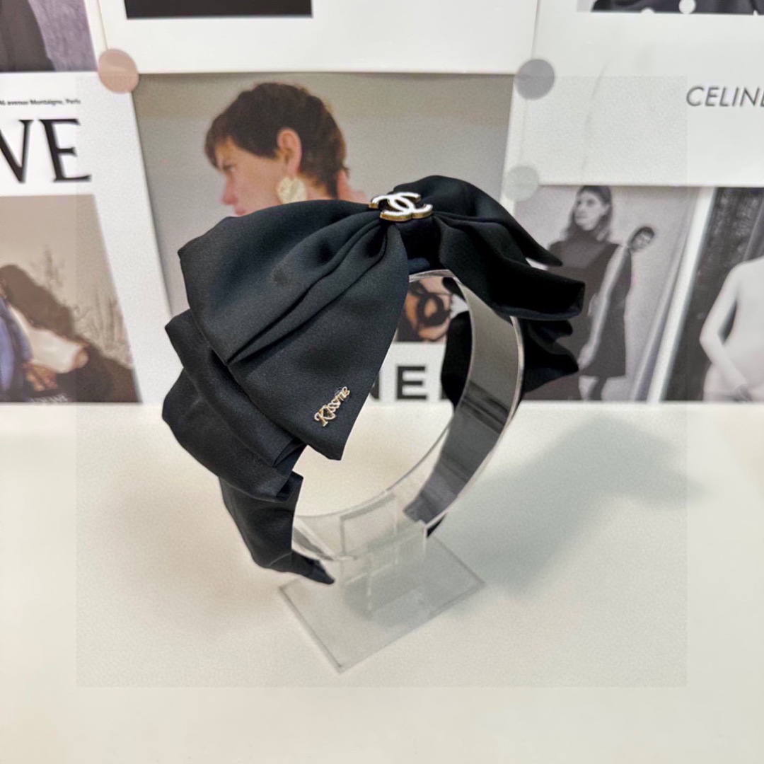  配专柜包装
Chanel（香奈儿）最新发箍
小仙女快入手
特殊材质 不嘞头
可盐可甜～