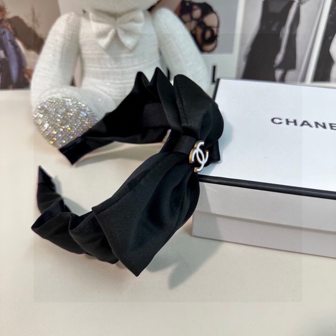  配专柜包装
Chanel（香奈儿）最新发箍
小仙女快入手
特殊材质 不嘞头
可盐可甜～