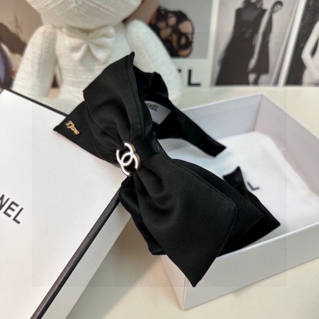  配专柜包装
Chanel（香奈儿）最新发箍
小仙女快入手
特殊材质 不嘞头
可盐可甜～