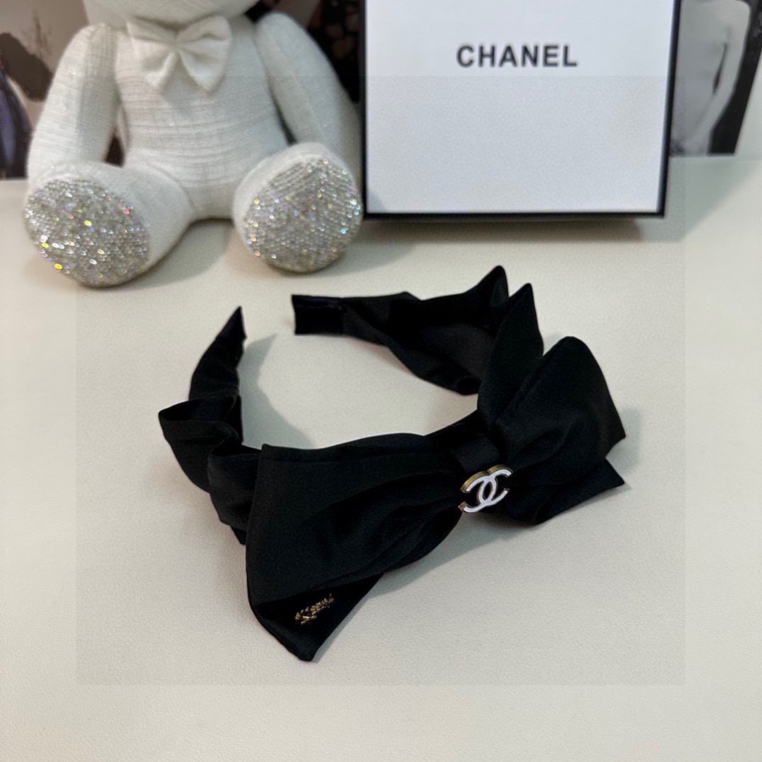  配专柜包装
Chanel（香奈儿）最新发箍
小仙女快入手
特殊材质 不嘞头
可盐可甜～