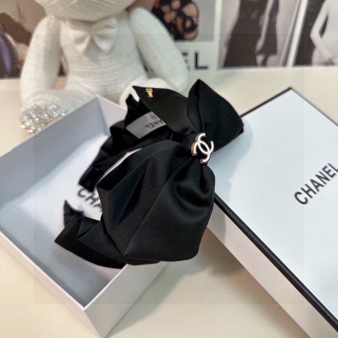  配专柜包装
Chanel（香奈儿）最新发箍
小仙女快入手
特殊材质 不嘞头
可盐可甜～