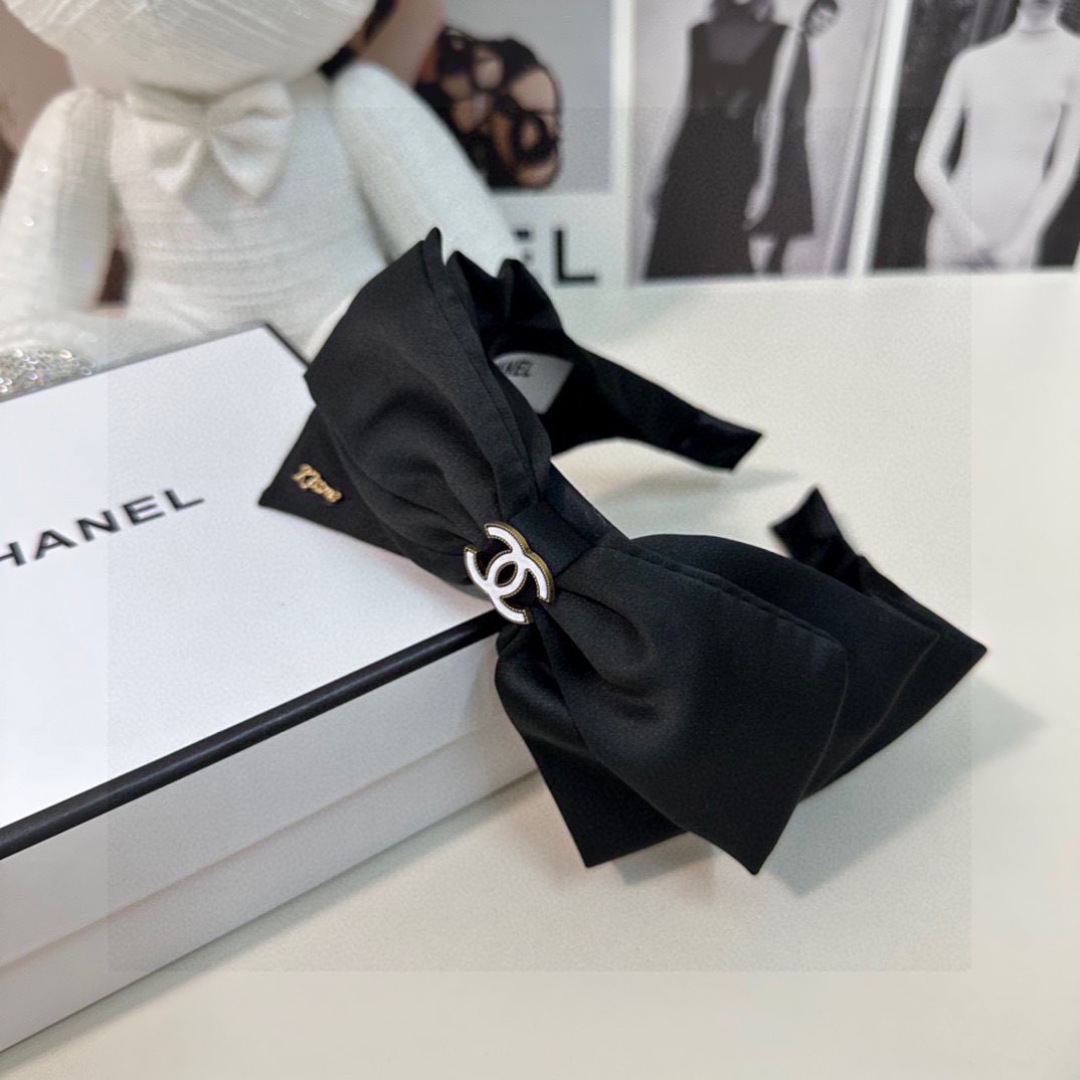  配专柜包装
Chanel（香奈儿）最新发箍
小仙女快入手
特殊材质 不嘞头
可盐可甜～