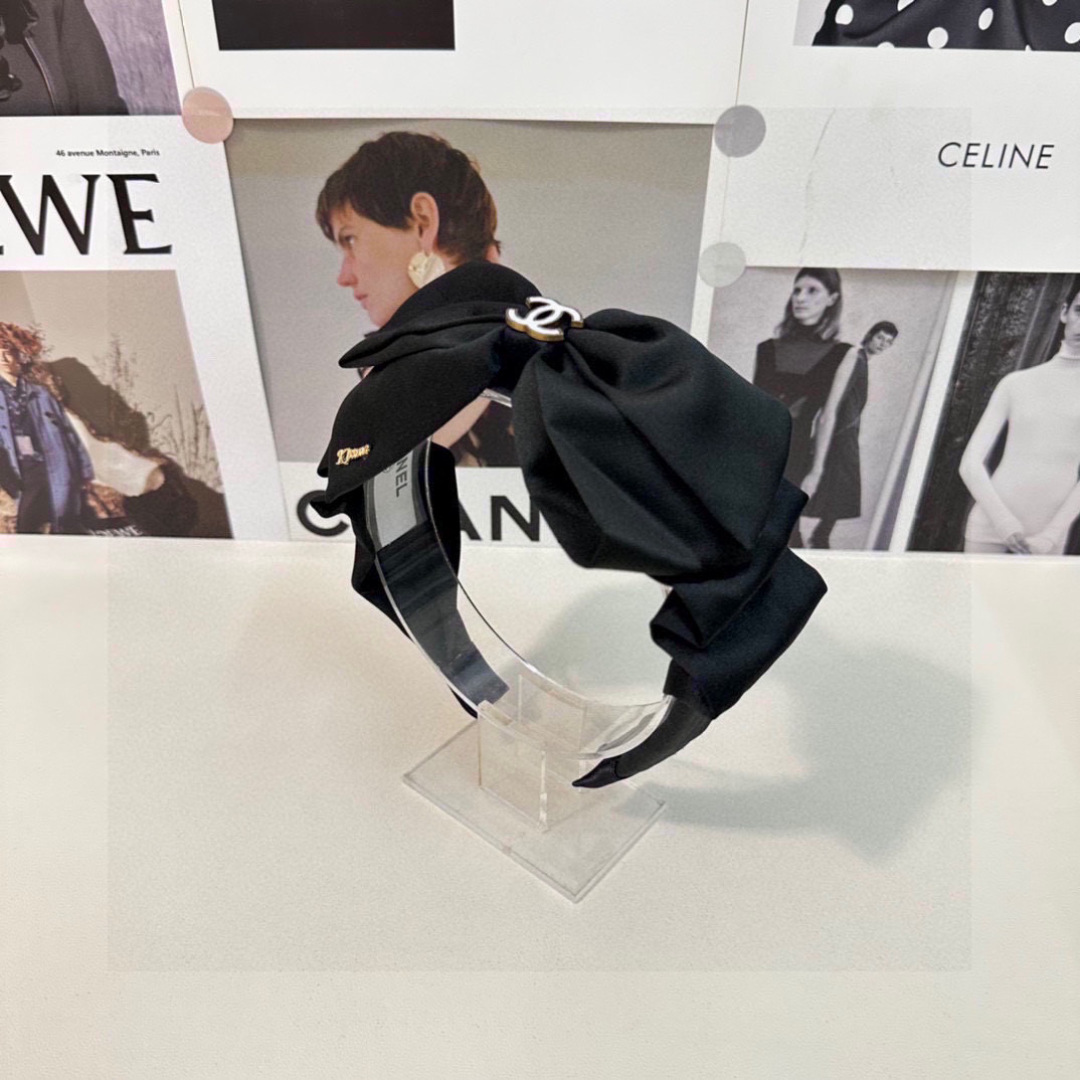  配专柜包装
Chanel（香奈儿）最新发箍
小仙女快入手
特殊材质 不嘞头
可盐可甜～