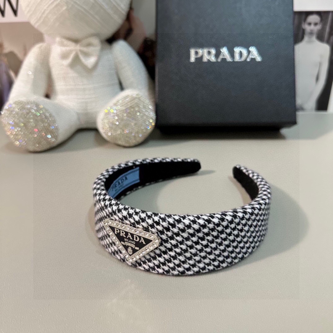 配专柜包装
PRADA（普拉达）最新千鸟格发箍
小仙女入手
特殊材质 不嘞头
可盐可甜～
