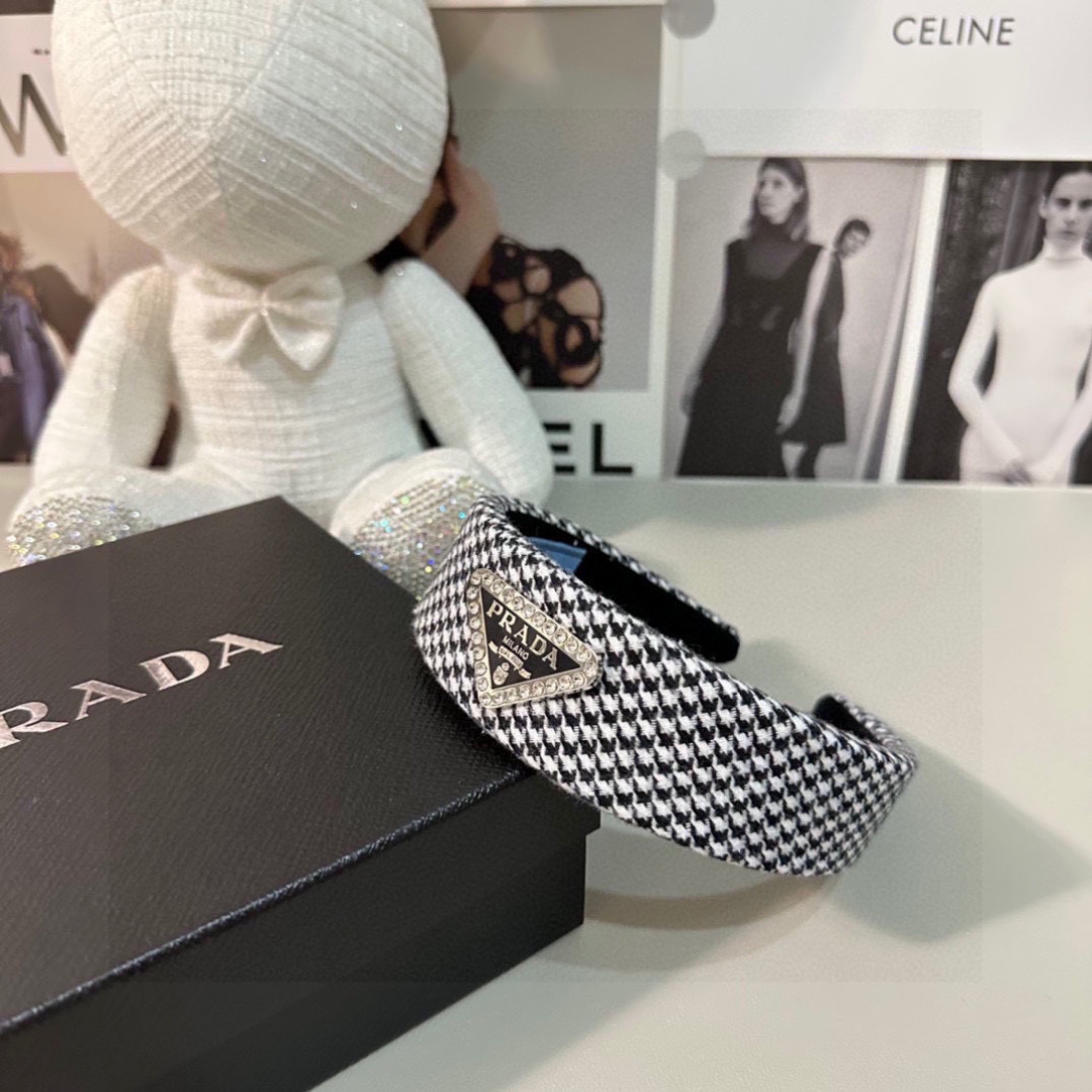 配专柜包装
PRADA（普拉达）最新千鸟格发箍
小仙女入手
特殊材质 不嘞头
可盐可甜～