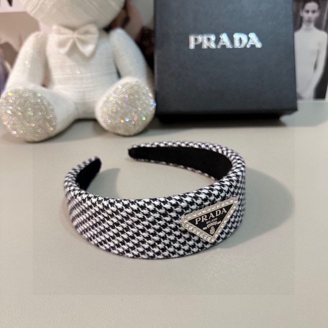 配专柜包装
PRADA（普拉达）最新千鸟格发箍
小仙女入手
特殊材质 不嘞头
可盐可甜～