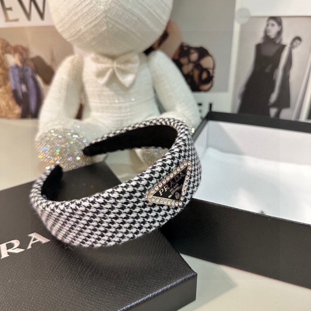 配专柜包装
PRADA（普拉达）最新千鸟格发箍
小仙女入手
特殊材质 不嘞头
可盐可甜～