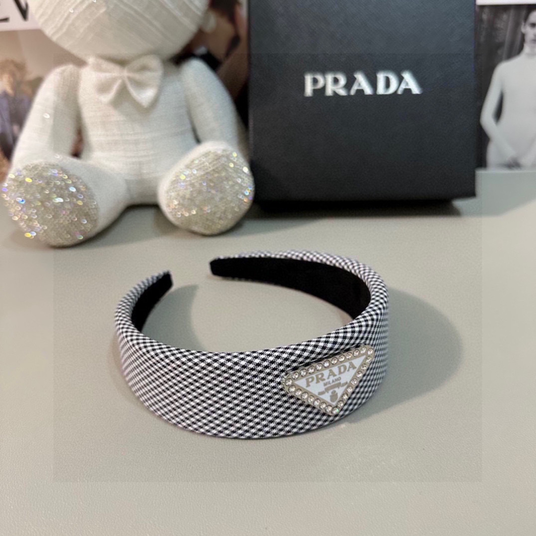 配专柜包装
PRADA（普拉达）最新千鸟格发箍
小仙女入手
特殊材质 不嘞头
可盐可甜～