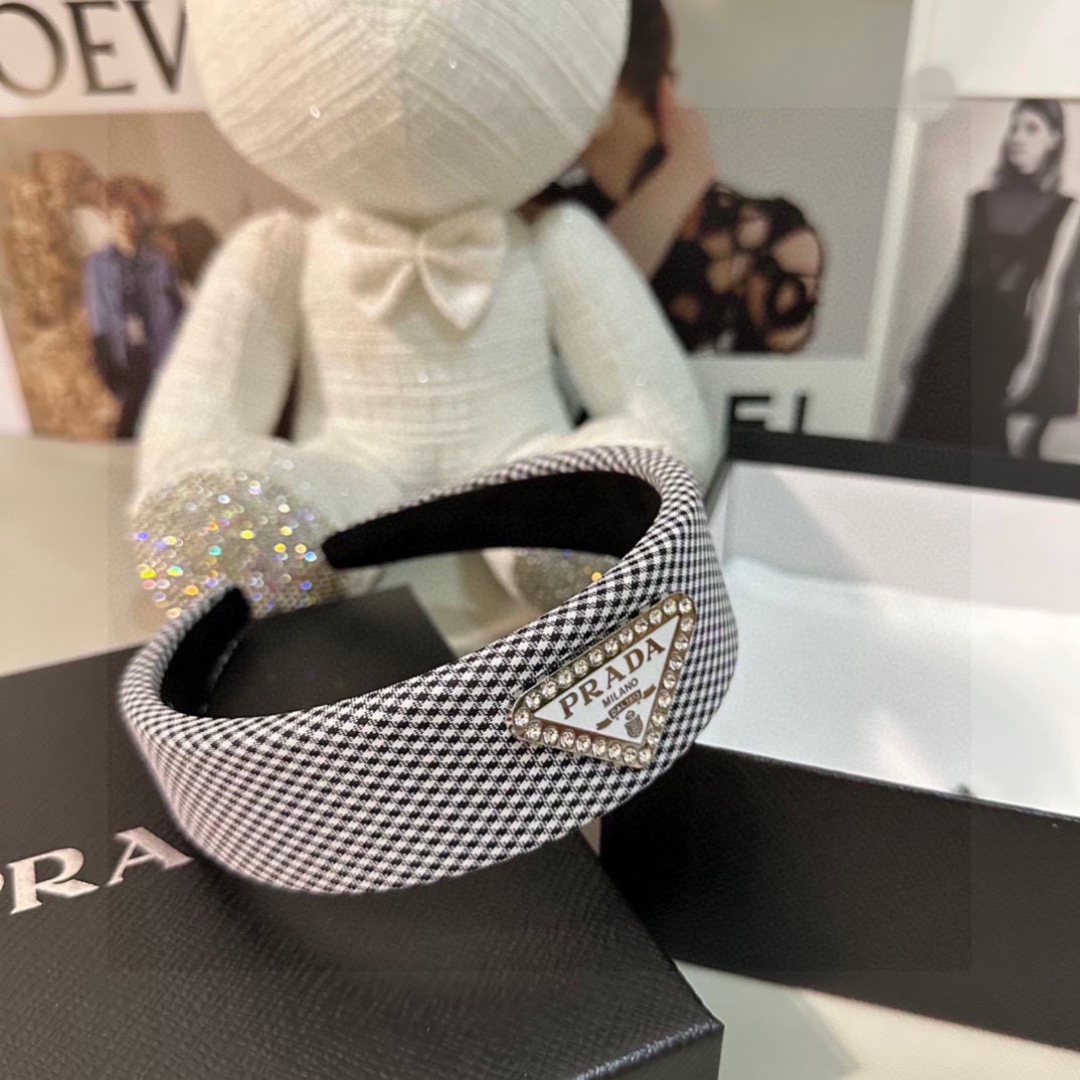 配专柜包装
PRADA（普拉达）最新千鸟格发箍
小仙女入手
特殊材质 不嘞头
可盐可甜～