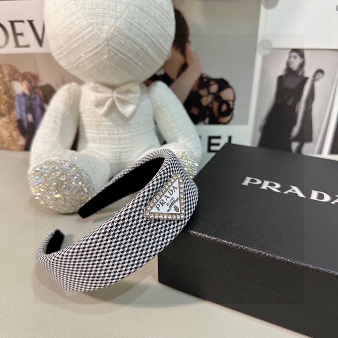 配专柜包装
PRADA（普拉达）最新千鸟格发箍
小仙女入手
特殊材质 不嘞头
可盐可甜～